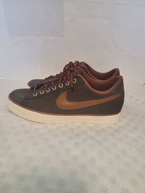 Nike Men’s Brown Low-Top Casual Sneakers